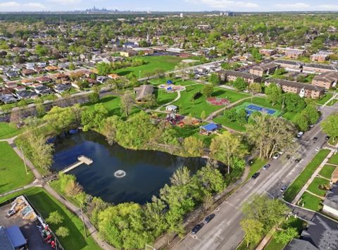 Tiny photo for 5721 W 103rd Street #204, Oak Lawn, IL 60453 (MLS # 12512106)