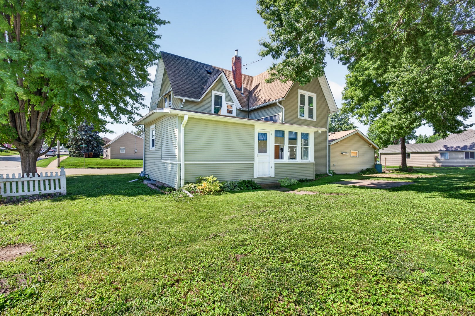 202 Apple Street W