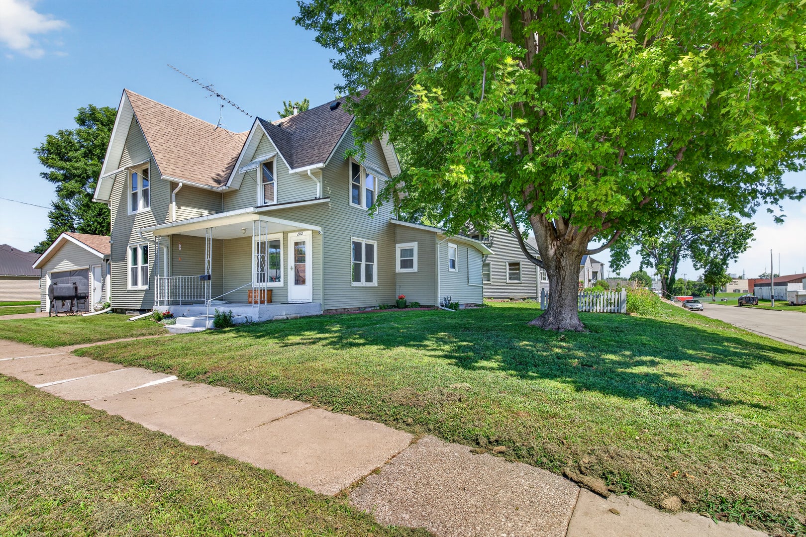 202 Apple Street W