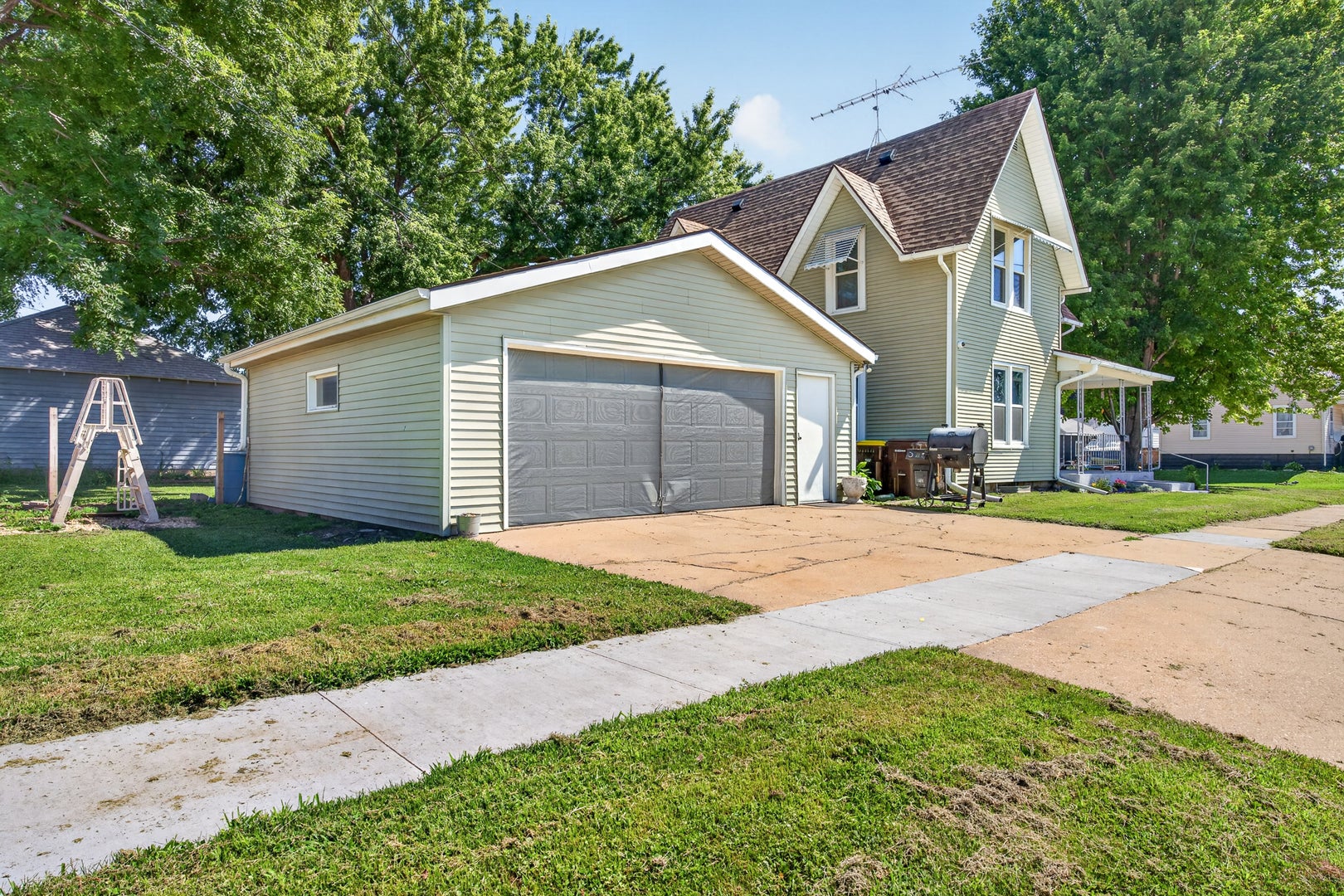 202 Apple Street W