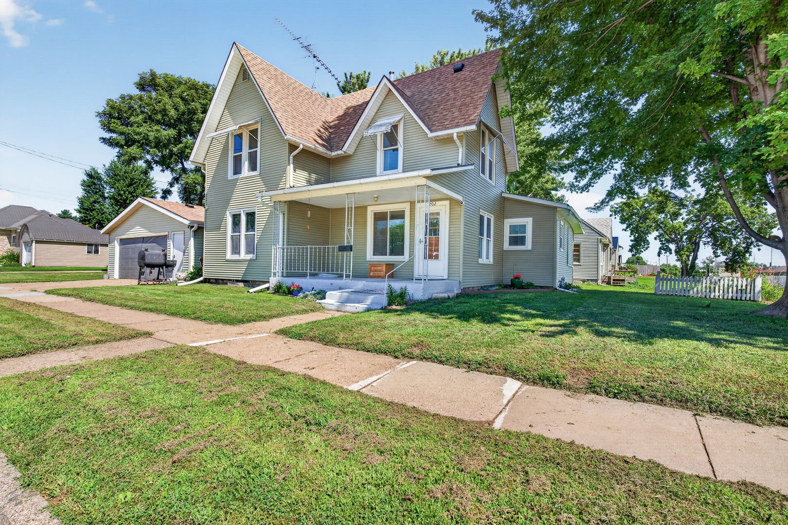 202 Apple Street W