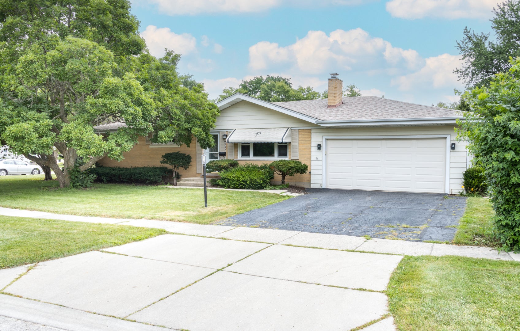 255 W Daniels Road