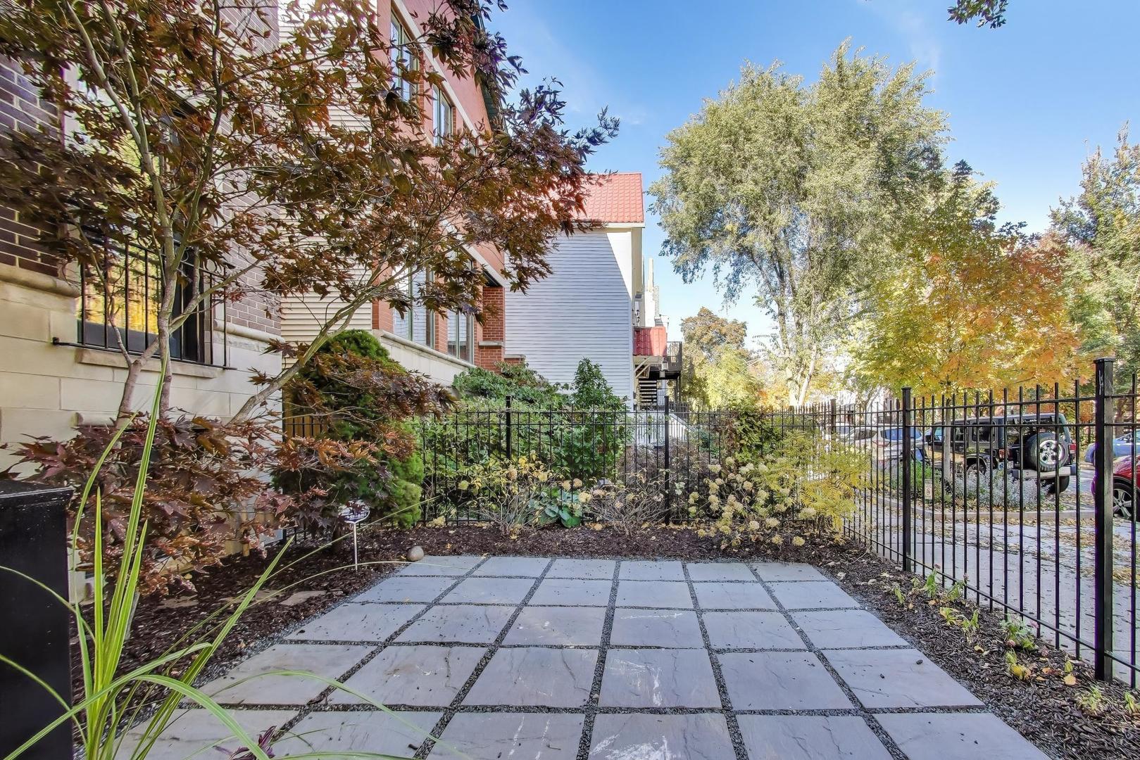 1636 N Artesian Avenue