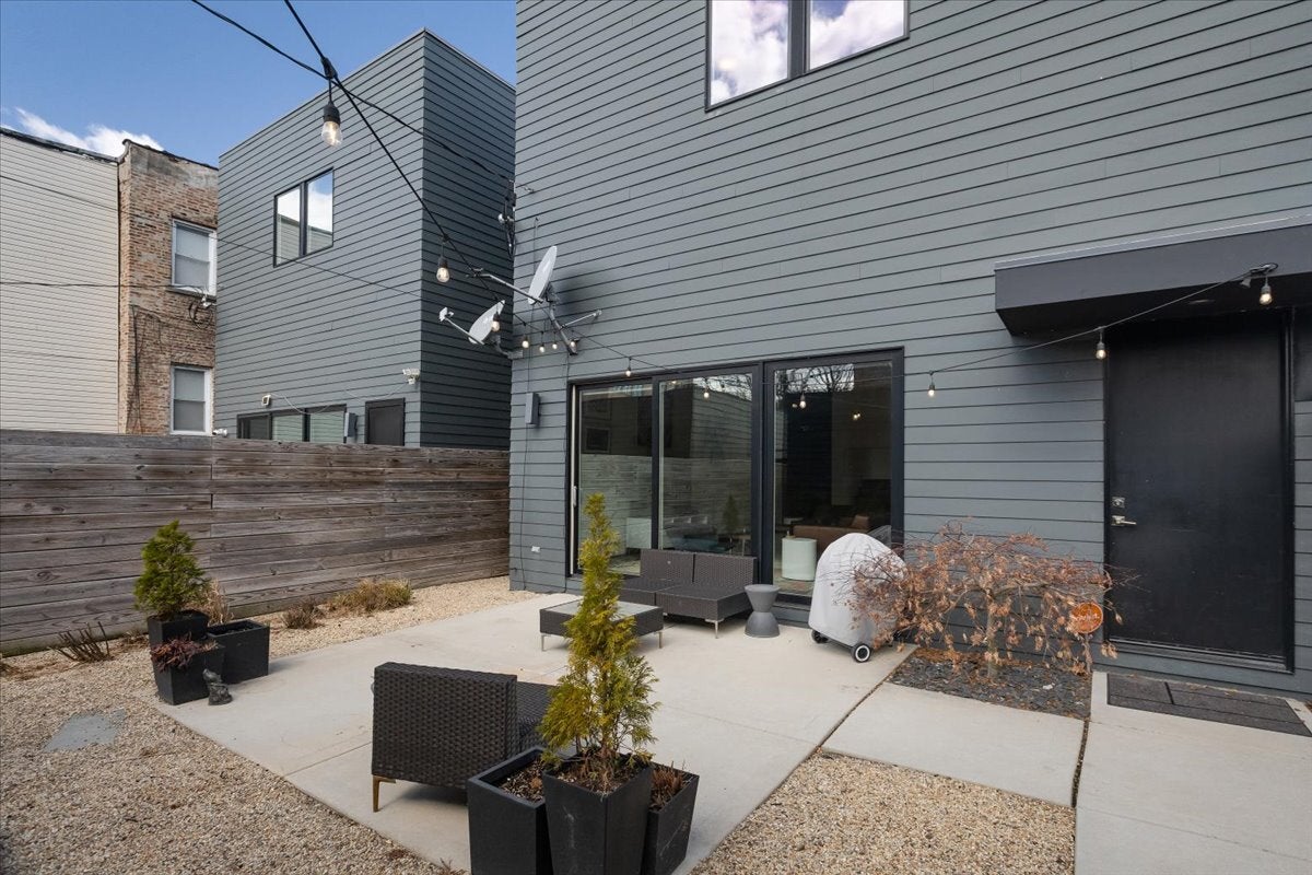 559 E 50th Street - Photo 3
