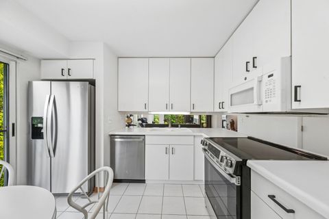Tiny photo for 402 Kelburn Road #323, Deerfield, IL 60015 (MLS # 12678182)