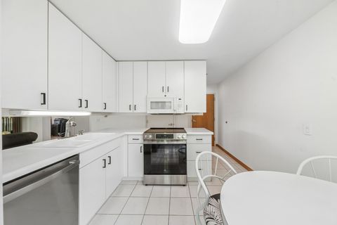 Tiny photo for 402 Kelburn Road #323, Deerfield, IL 60015 (MLS # 12678182)