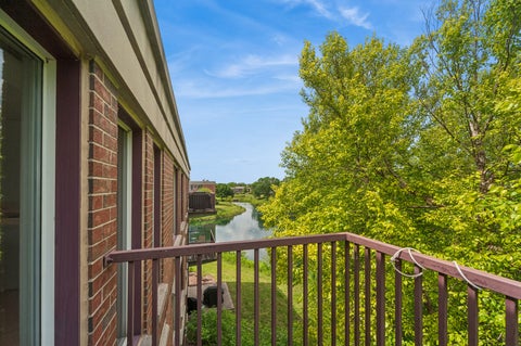 Tiny photo for 402 Kelburn Road #323, Deerfield, IL 60015 (MLS # 12678182)
