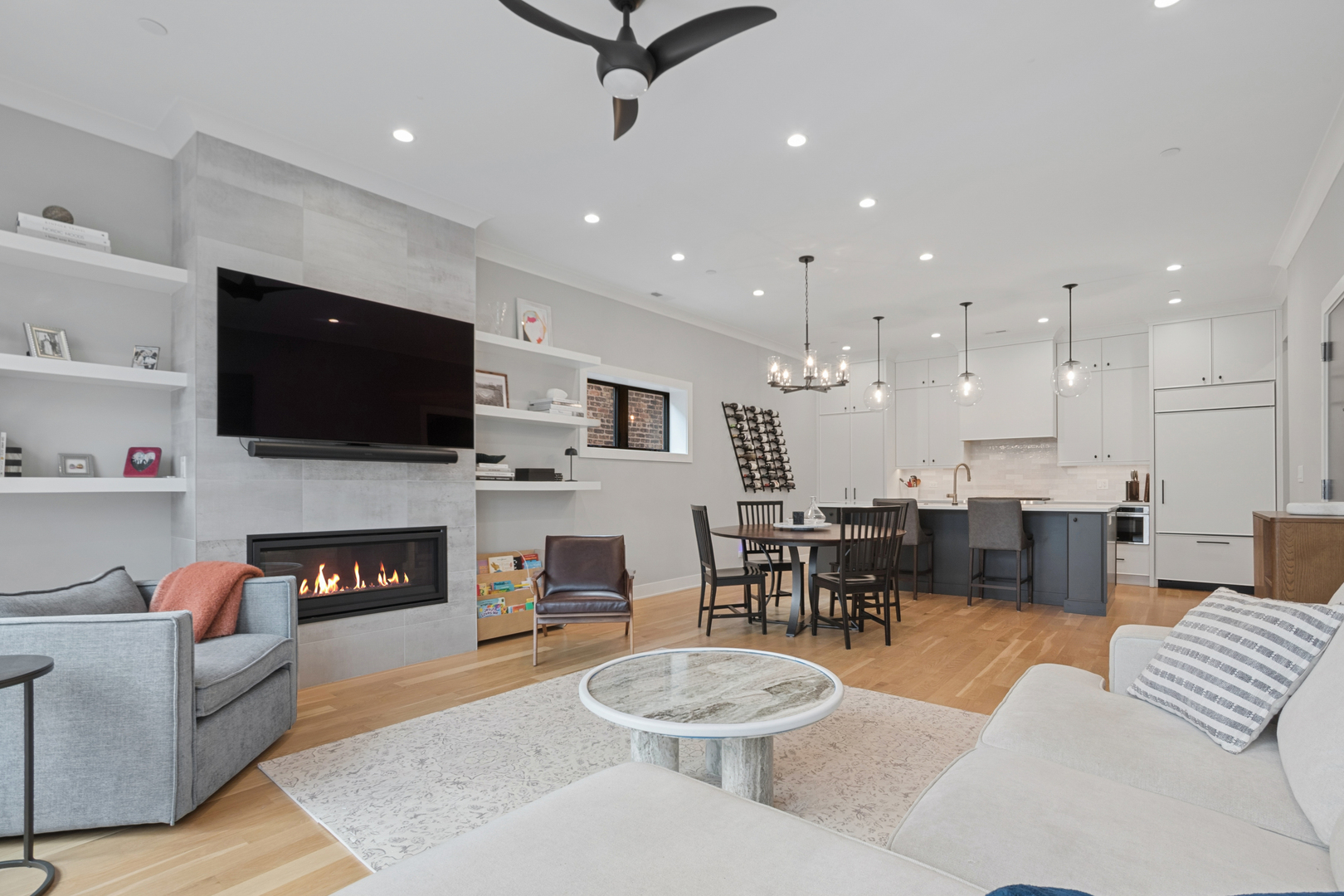 2004 W Addison Street 2W