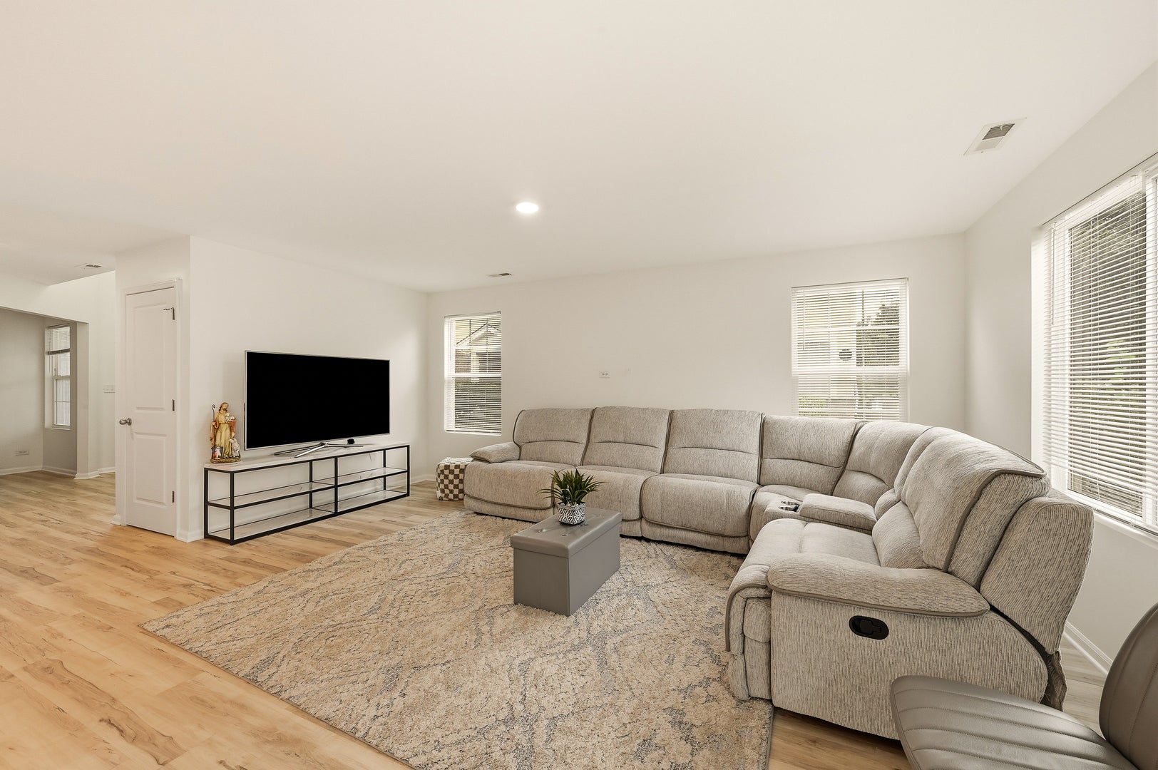 8646 Foxborough Way