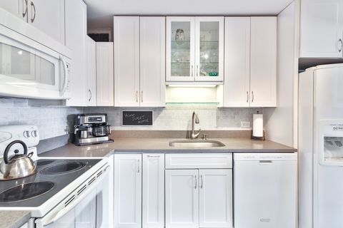 Tiny photo for 6157 N Sheridan Road #3M, Chicago, IL 60660 (MLS # 12466050)
