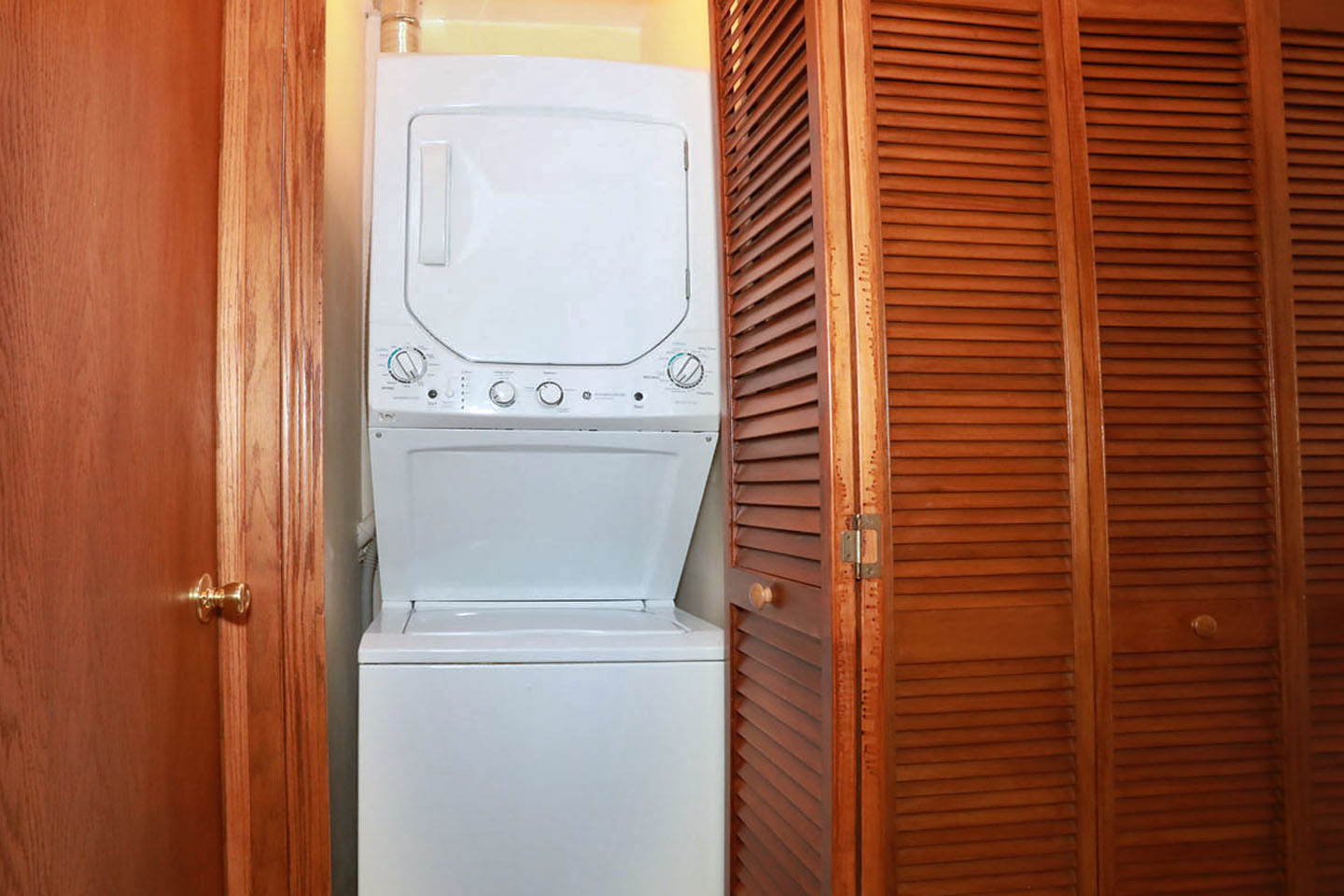 Schaumburg, Illinois 60193, United States, 2 Bedrooms Bedrooms, ,1 BathroomBathrooms,Residential,Contingent,251128