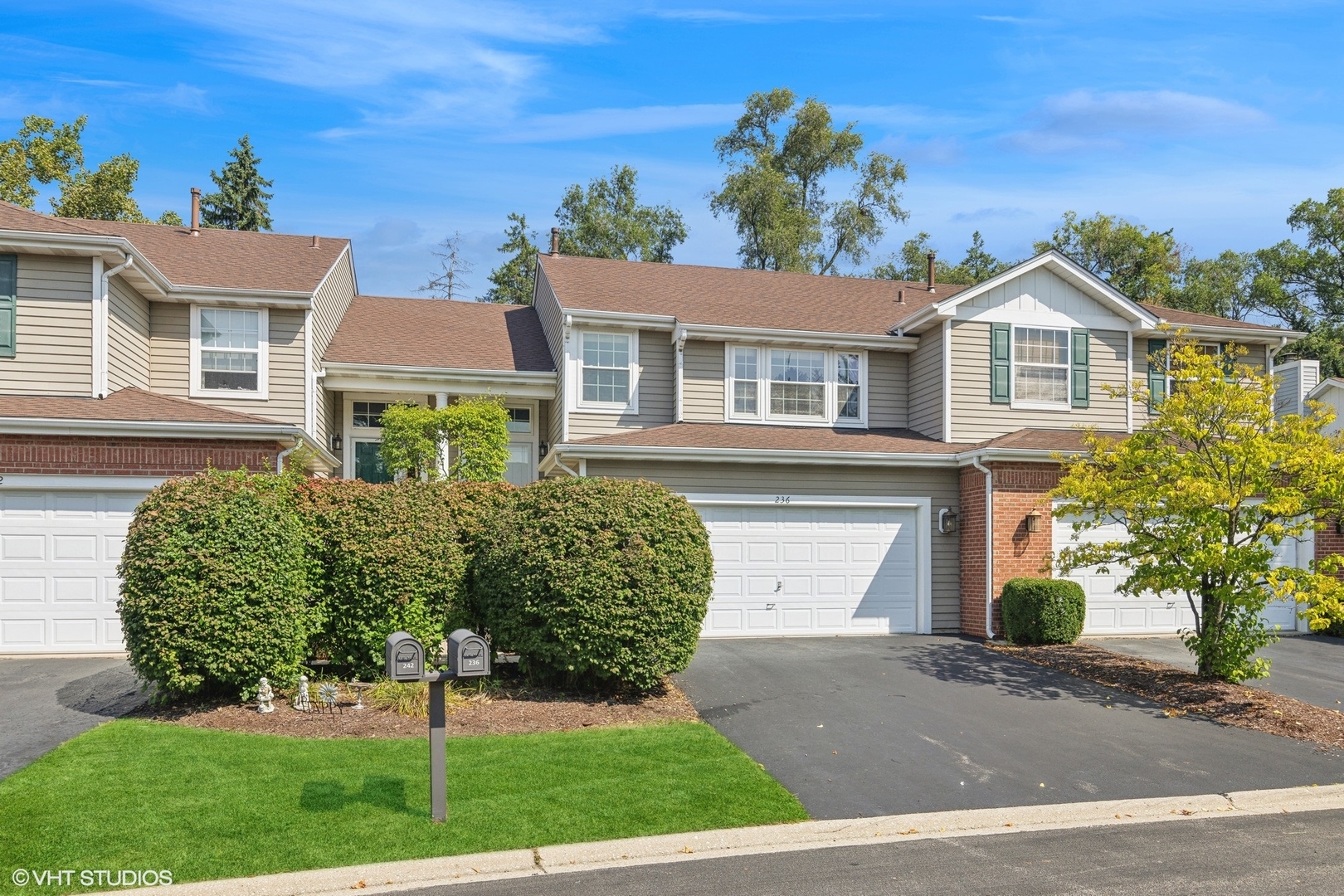 View Willowbrook, IL 60527 townhome