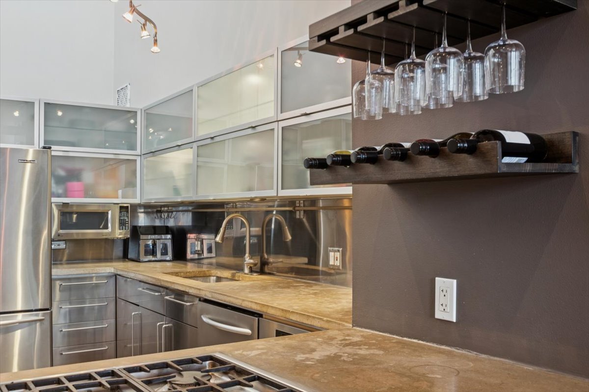 1800 W ROSCOE Street 520