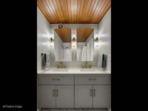 Tiny photo for 3930 N Pine Grove Avenue #1011, Chicago, IL 60613 (MLS # 12546840)