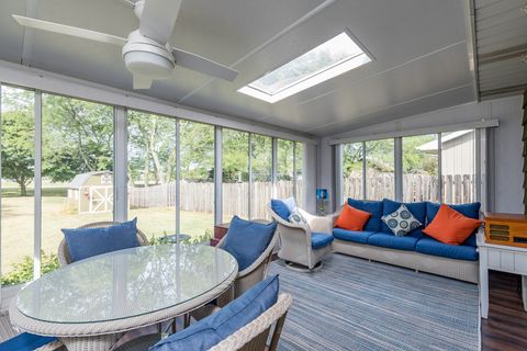 Tiny photo for 508 Cavin Avenue, Winthrop Harbor, IL 60096 (MLS # 12471943)