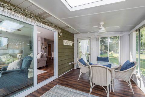 Tiny photo for 508 Cavin Avenue, Winthrop Harbor, IL 60096 (MLS # 12471943)