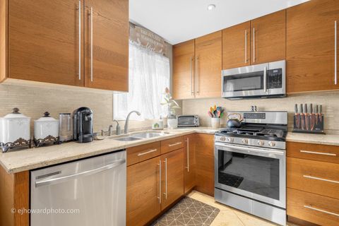 Tiny photo for 727 Maplewood Court #A, Willowbrook, IL 60527 (MLS # 12578901)