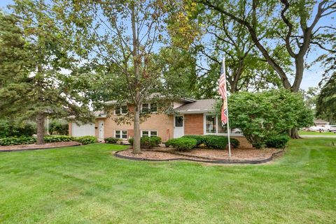 Photo of 7213 W 109th Street, Worth, IL 60482 (MLS # 12441575) Photo of 7213 W 109th Street, Worth, IL 60482 (MLS # 12441575)