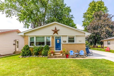 Tiny photo for 262 N Fairlawn Avenue N, Mundelein, IL 60060 (MLS # 12482186)