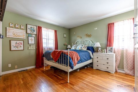 Tiny photo for 262 N Fairlawn Avenue N, Mundelein, IL 60060 (MLS # 12482186)
