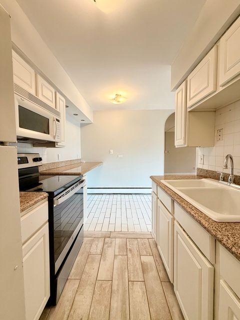 Tiny photo for 605 N WOLF Road #8E, Hillside, IL 60162 (MLS # 12649422)