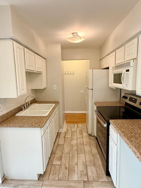 Tiny photo for 605 N WOLF Road #8E, Hillside, IL 60162 (MLS # 12649422)