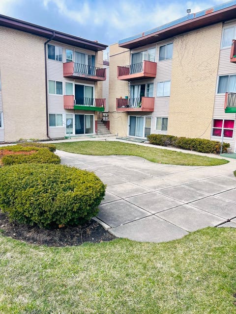 Tiny photo for 605 N WOLF Road #8E, Hillside, IL 60162 (MLS # 12649422)