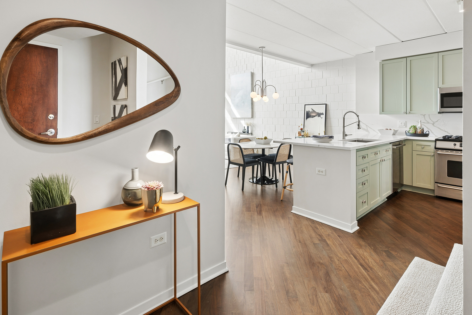 1100 W Montrose Avenue 503