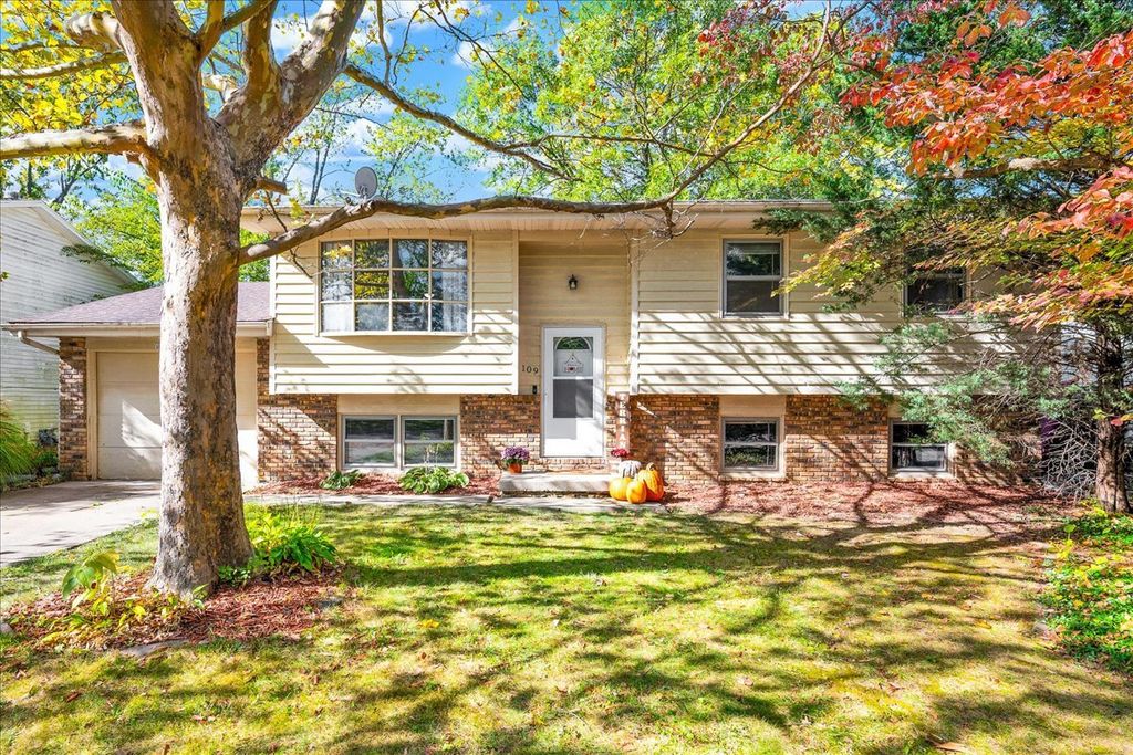 Photo for 109 S Evergreen Lane, Bloomington, IL 61704 (MLS # 12493474)