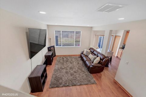 Tiny photo for 634 W Jonathan Drive #2, Round Lake, IL 60073 (MLS # 12572050)