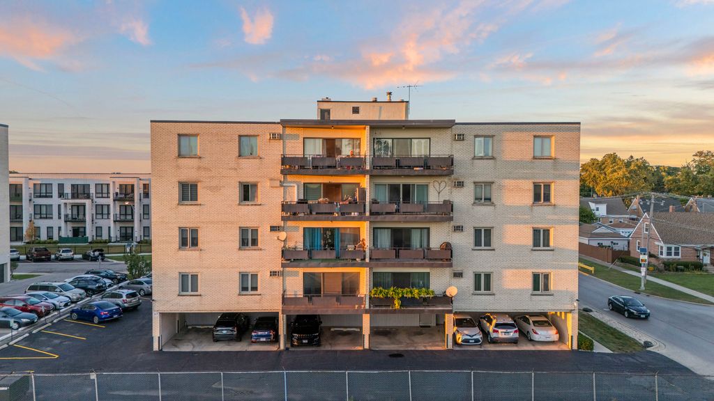 Photo for 8005 Oconnor Drive #3E, River Grove, IL 60171 (MLS # 12503592)