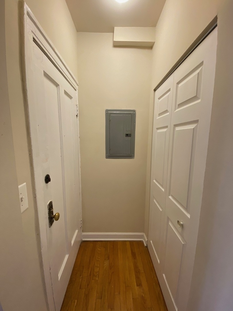 1345 1/2 W Touhy Avenue 1W