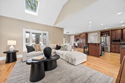 Tiny photo for 4001 Washington Street, Downers Grove, IL 60515 (MLS # 12555286)