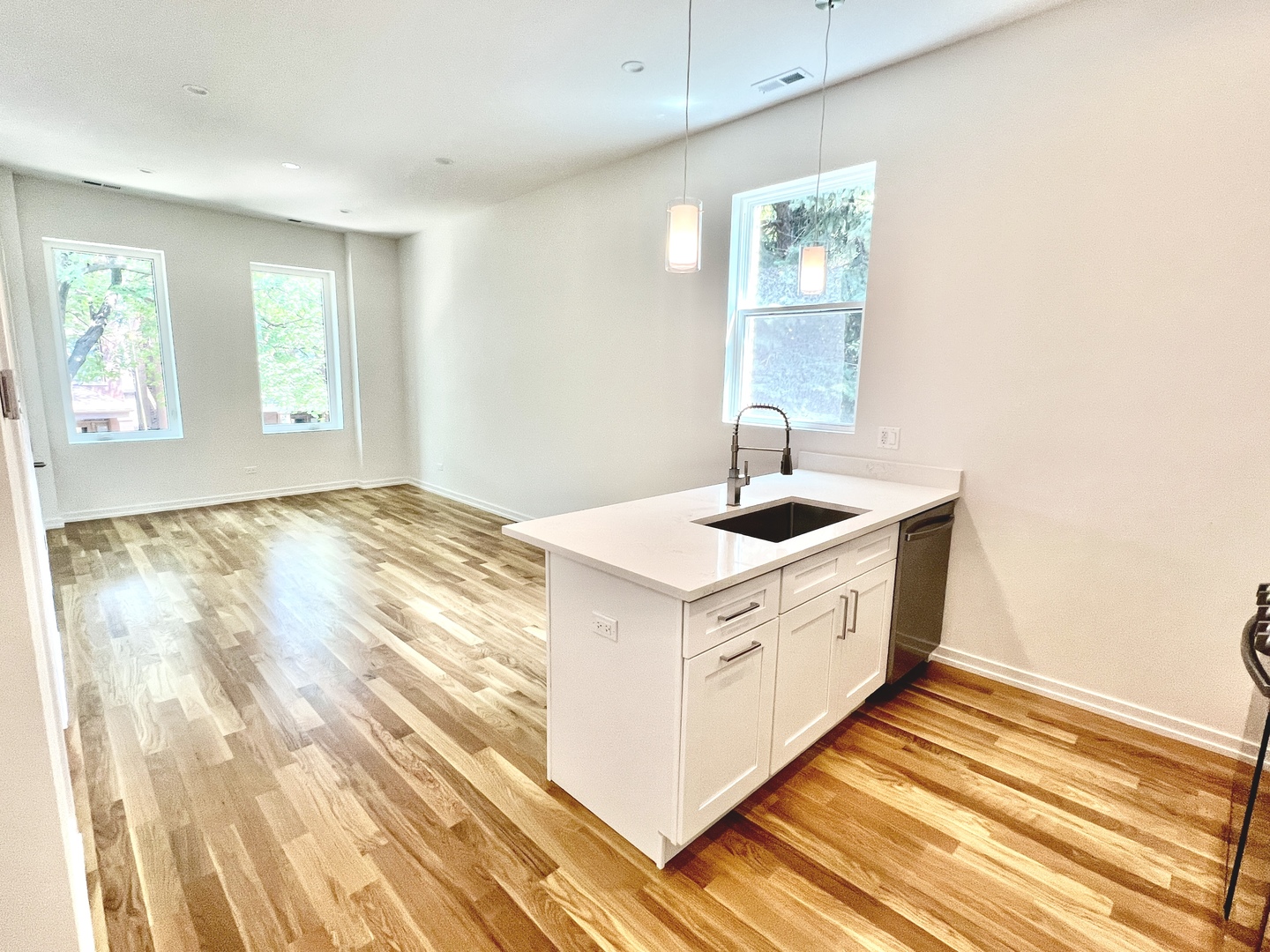 822 N Winchester Avenue 2F