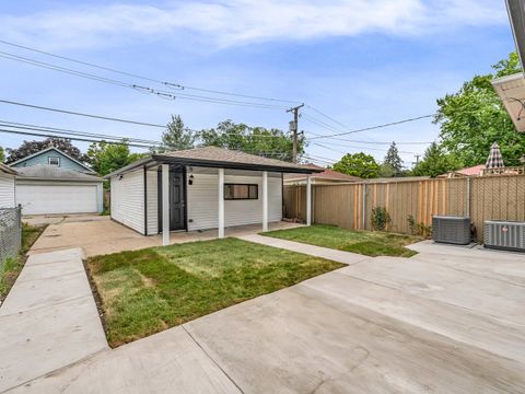 Tiny photo for 921 N Humphrey Avenue, Oak Park, IL 60302 (MLS # 12478370)