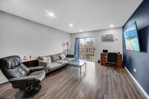 Tiny photo for 1133 S Finley Road #310, Lombard, IL 60148 (MLS # 12586783)