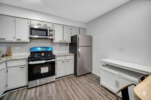 Tiny photo for 1133 S Finley Road #310, Lombard, IL 60148 (MLS # 12586783)