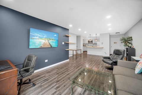 Tiny photo for 1133 S Finley Road #310, Lombard, IL 60148 (MLS # 12586783)