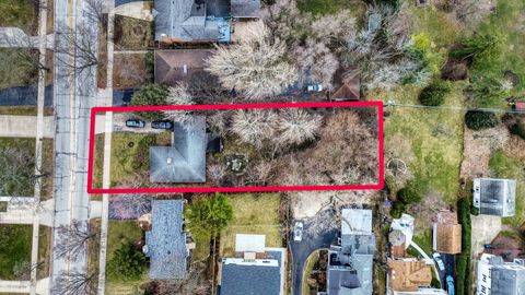 Photo of 270 E Saint Charles Road, Elmhurst, IL 60126 (MLS # 12616088)