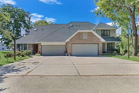 Photo of 3947 Blackstone Avenue, Gurnee, IL 60031 (MLS # 12461197)