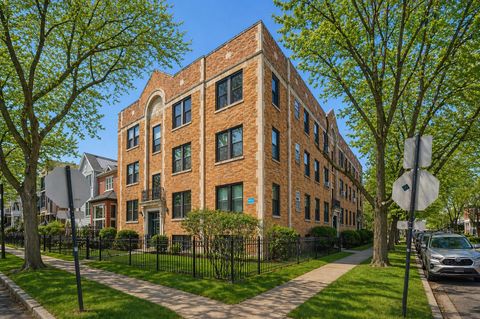 Photo of 3101 N Kenmore Avenue #3, Chicago, IL 60657 (MLS # 12626934)
