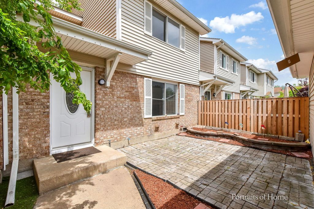 Photo for 18 Woodsorrel Place, Woodridge, IL 60517 (MLS # 12501426)