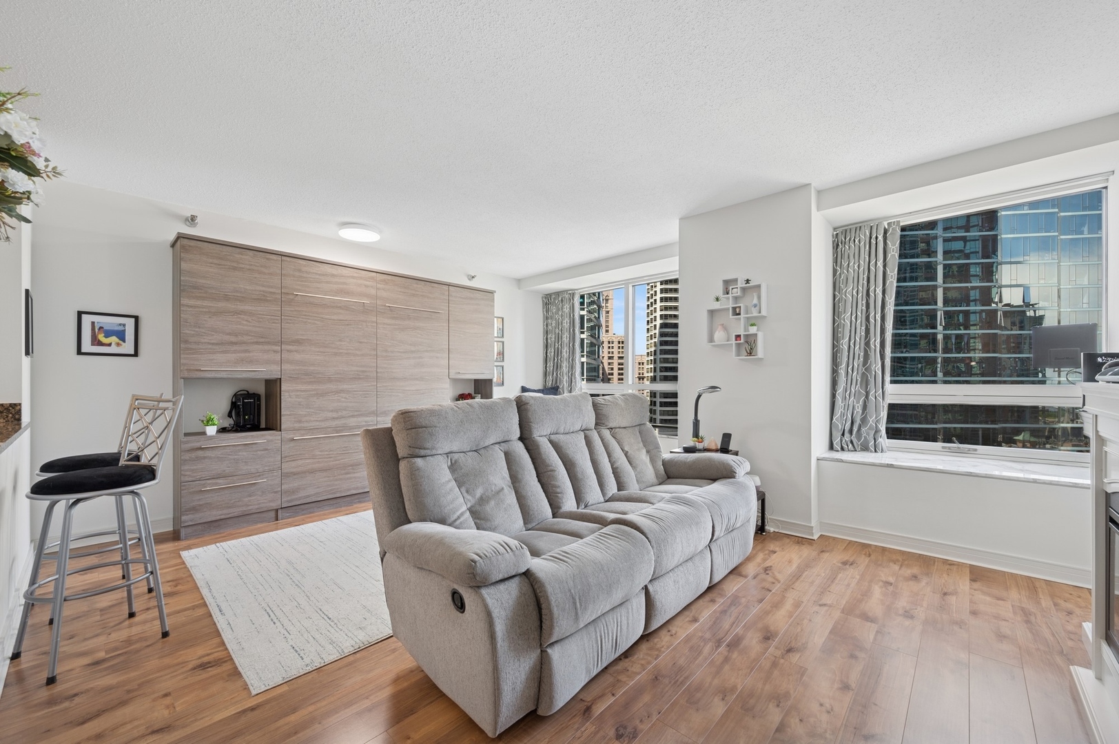 512 N MCCLURG Court 1003