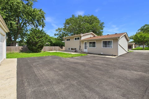 Tiny photo for 604 N Wilshire Drive, Mount Prospect, IL 60056 (MLS # 12766845)