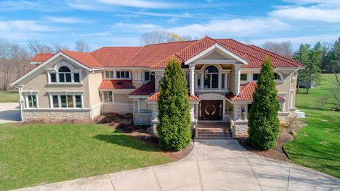 2 TRICIA Lane Barrington Hills IL 60010