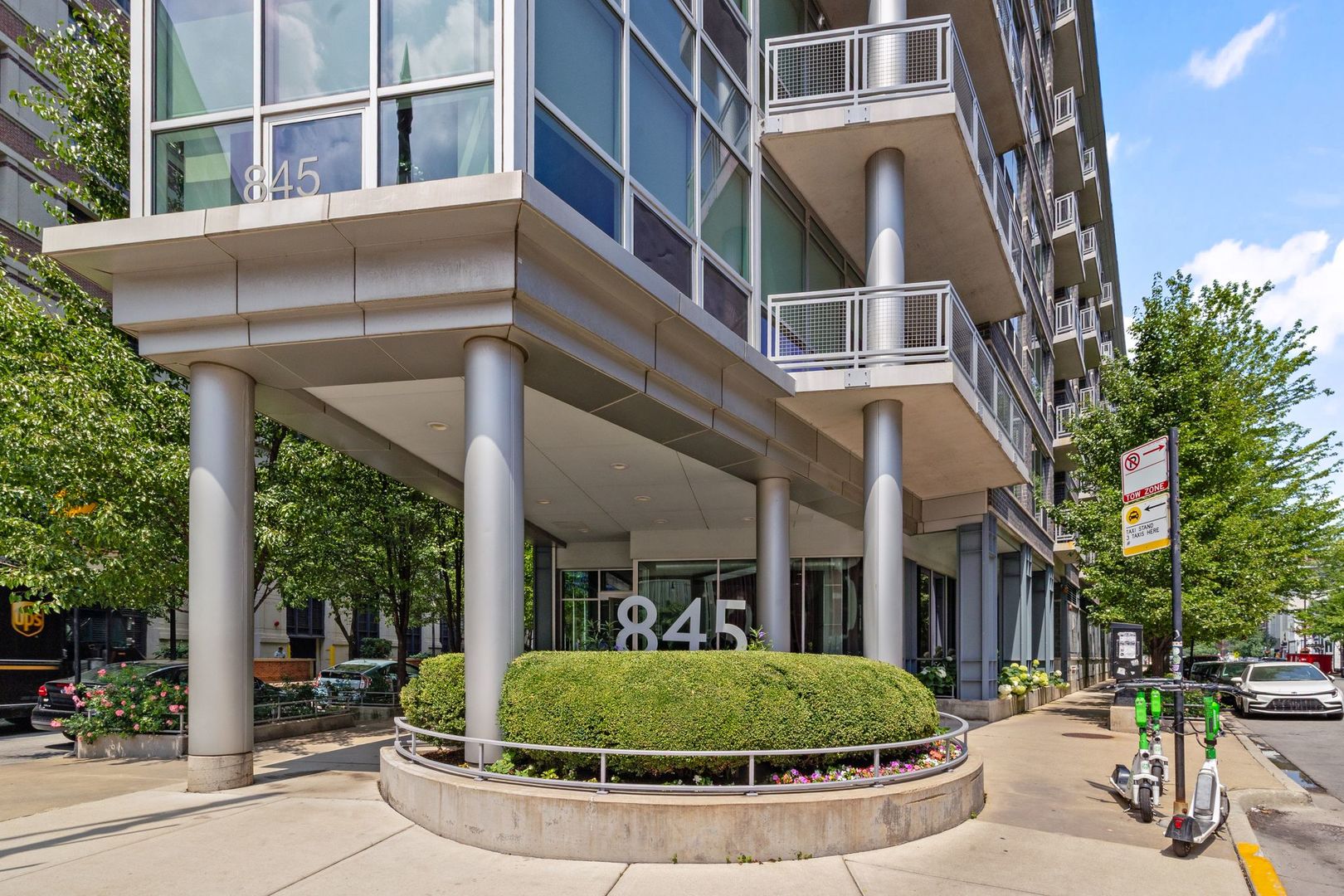 845 N Kingsbury Street 302