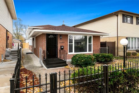 Photo of 11607 S Loomis Street, Chicago, IL 60643 (MLS # 12520606)