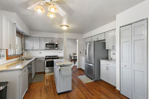 Tiny photo for 870 Noelle Bend, Lake In The Hills, IL 60156 (MLS # 12516585)