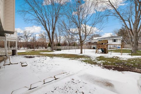 Tiny photo for 2004 E Parkview Circle, Hoffman Estates, IL 60169 (MLS # 12593542)