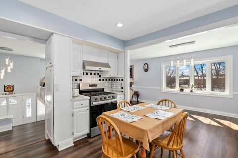 Tiny photo for 2004 E Parkview Circle, Hoffman Estates, IL 60169 (MLS # 12593542)